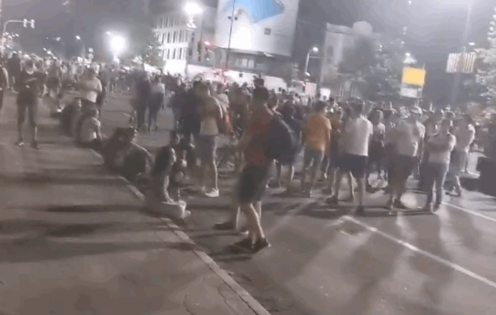 U BEOGRADU DANAS 11. PROTEST DELA OPOZICIJA: Najavljena <span style='color:red;'><b>blokada auto-puta</b></span>